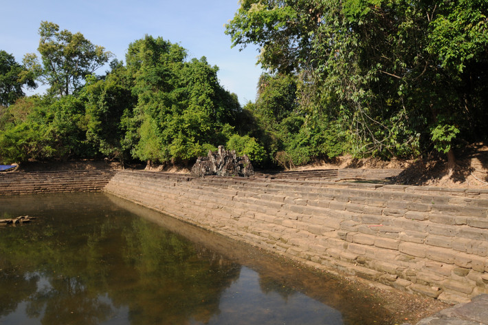  Ứng dụng kỹ thuật địa hình tinh vi. Người Khmer tận dụng độ dốc tự nhiên của đất, cho phép nước chảy bằng trọng lực mà không cần công nghệ cơ khí phức tạp. Ảnh: ancientwatertechnologies.com.