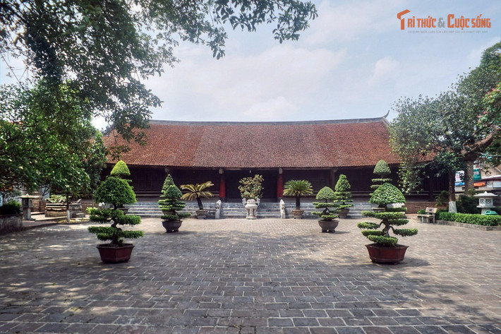 Được xây trên nền cung điện cổ của kinh thành Âu Lạc. Nhiều tài liệu cho rằng đình được dựng trên nền điện thiết triều của kinh đô Cổ Loa xưa. Vì vậy, nơi đây không chỉ là đình làng mà còn gắn với ký ức về trung tâm quyền lực của nhà nước Âu Lạc thời cổ đại.