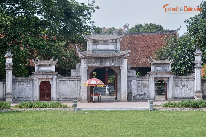 Bố cục kiến trúc theo kiểu chữ “Đinh”. Đình được xây theo mặt bằng chữ “Đinh” (丁) – kiểu kiến trúc truyền thống của nhiều đình làng Bắc Bộ. Công trình gồm đại đình, hậu cung cùng các hạng mục phụ trợ, tạo nên bố cục vừa trang nghiêm vừa phù hợp với sinh hoạt cộng đồng.