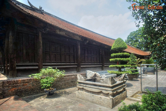 Ngôi đình hiện nay được xây dựng vào đầu thế kỷ 20. Công trình đình hiện nay được xây dựng vào năm 1907 dưới thời Nguyễn. Dù có niên đại không quá cổ so với nhiều đình khác, vị trí và truyền thống lịch sử khiến di tích vẫn mang giá trị đặc biệt trong quần thể Cổ Loa.