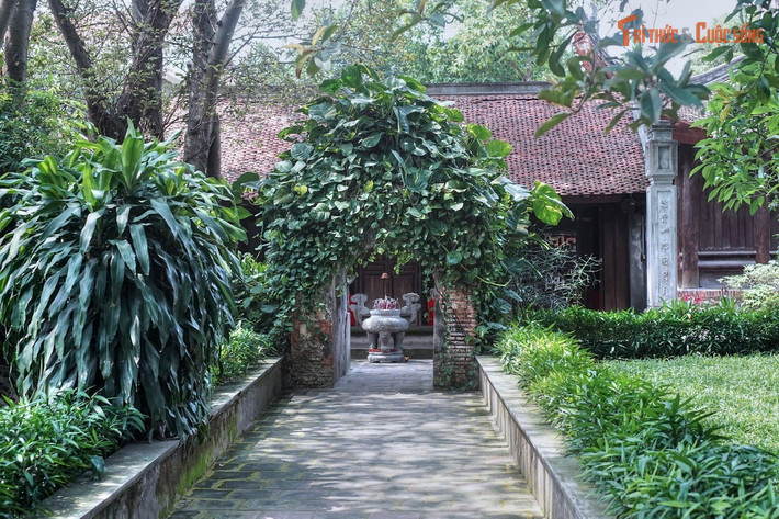 Có mối liên hệ không gian với nhiều di tích khác. Trong cùng khu vực quanh đình còn có chùa Bảo Sơn và am thờ Mỵ Châu. Sự gần gũi giữa các công trình này tạo thành một cụm di tích phản ánh cả lịch sử, truyền thuyết và tín ngưỡng gắn với câu chuyện An Dương Vương – Mỵ Châu – Trọng Thủy.