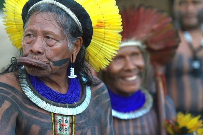  Tên gọi mang ý nghĩa biểu tượng sâu sắc. “Kayapo” trong ngôn ngữ bản địa có thể hiểu là “những người đến từ lỗ hổng trên mặt đất”, phản ánh truyền thuyết sáng thế của tộc người này. Ảnh: Pinterest.