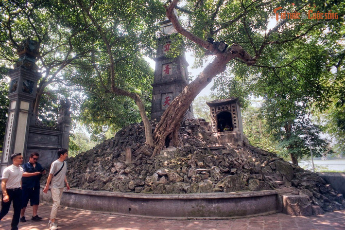 Tháp Bút mang ý nghĩa “viết lên trời xanh”. Tòa tháp đá cao 9 mét nằm bên lối vào đền Ngọc Sơn được dựng năm 1864, khắc ba chữ “Tả Thanh Thiên” thể hiện chí khí của nho sĩ xưa và là một trong những biểu tượng thị giác đặc trưng nhất của khu di tích.