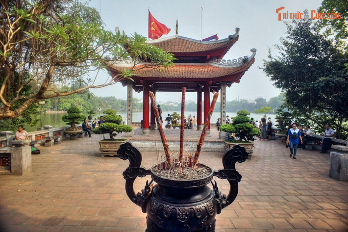 Đình Trấn Ba mang ý nghĩa “đình chắn sóng”. Đình Trấn Ba nằm trước khu đền chính, được xây tám mái, tượng trưng cho sự trụ vững giữa sóng đời. Đây là điểm quan sát tuyệt đẹp hướng ra Tháp Rùa và cảnh quan hồ Gươm.