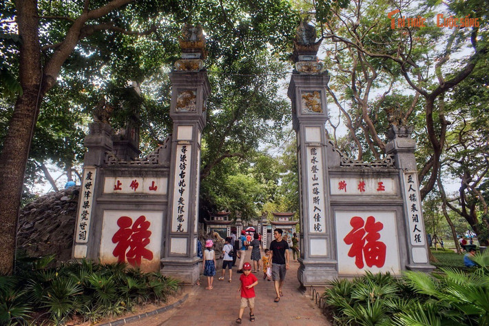 Cổng Nghi Môn với hai chữ Phúc – Lộc nổi bật. Cổng chính của đền Ngọc Sơn gồm bốn trụ cột gạch cùng hai mảng tường lửng khắc chữ Phúc, Lộc sơn son tạo điểm nhấn, như lời chúc bình an cho khách viếng đền.