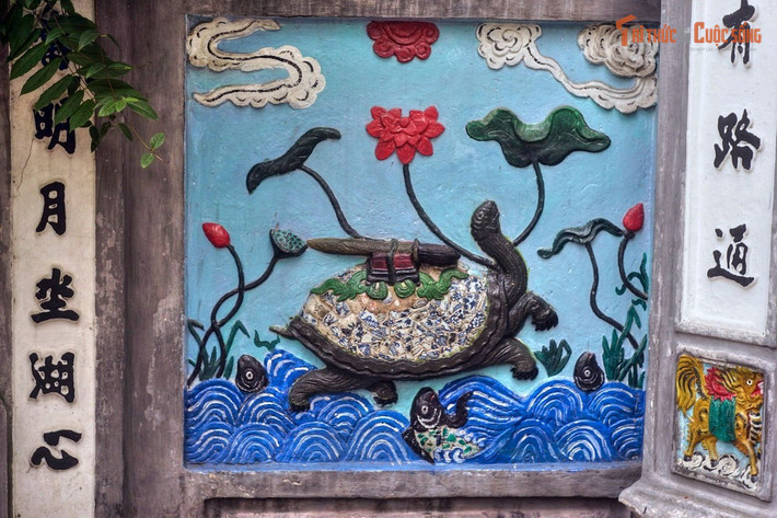 Đắc Nguyệt Lâu có tranh ghép sứ độc đáo. Qua cầu Thê Húc sẽ đến cánh cổng mang tên Đắc Nguyệt Lâu (lầu được trăng). Công trình được trang trí bằng hai bức tranh ghép từ mảnh sứ vỡ: Long Mã Hà Đồ và Thần Quy Lạc Thư – hai đồ hình cổ huyền bí trong văn hóa Á Đông.