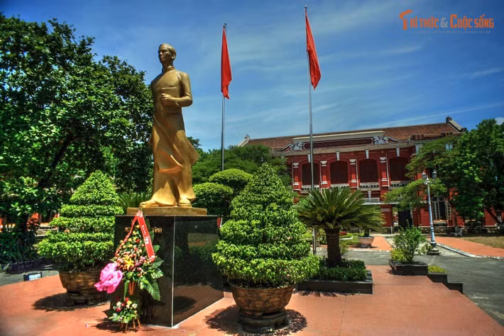 Nơi ươm mầm nhiều lãnh đạo và danh nhân. Quốc học Huế là nơi học tập của nhiều nhân vật lịch sử nổi tiếng như Chủ tịch Hồ Chí Minh, Đại tướng Võ Nguyên Giáp và Thủ tướng Phạm Văn Đồng, cùng nhiều nhà thơ, nhà khoa học và nghệ sĩ.