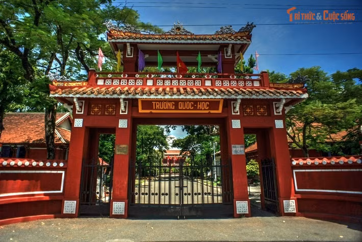 Tuổi đời hơn một thế kỷ. Trường Quốc học Huế chính thức ra đời vào ngày 23/10/1896 theo sắc chỉ của vua Thành Thái, là một trong những ngôi trường trung học lâu đời nhất Việt Nam.