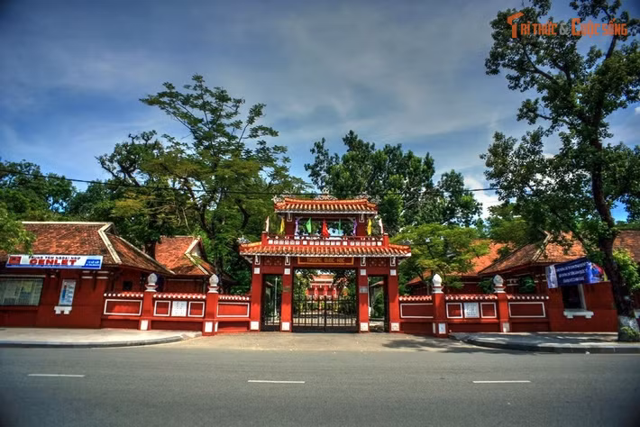 Được công nhận là Di tích quốc gia đặc biệt. Quốc học Huế không chỉ là nơi dạy học mà còn được Nhà nước xếp hạng là Di tích quốc gia đặc biệt, lưu giữ giá trị kiến trúc, văn hóa và lịch sử lâu dài.