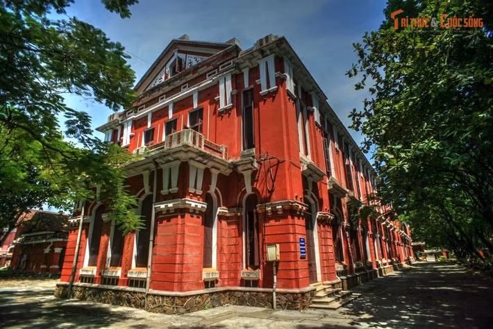 Tên gọi thay đổi theo từng giai đoạn lịch sử. Qua các thời kỳ, trường từng mang nhiều tên khác nhau như École Primaire Supérieur, Lycée Khải Định hay trường trung học mang tên Ngô Đình Diệm trước khi quay về tên Quốc học từ năm 1956.