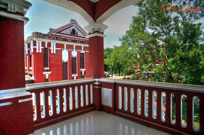 Trường là biểu tượng của tinh thần “hiền tài là nguyên khí quốc gia”. Khẩu hiệu này không chỉ là phương châm giáo dục mà còn phản ánh sứ mệnh lịch sử của trường trong việc đào tạo nhân tài cho đất nước từ hơn một thế kỷ qua.