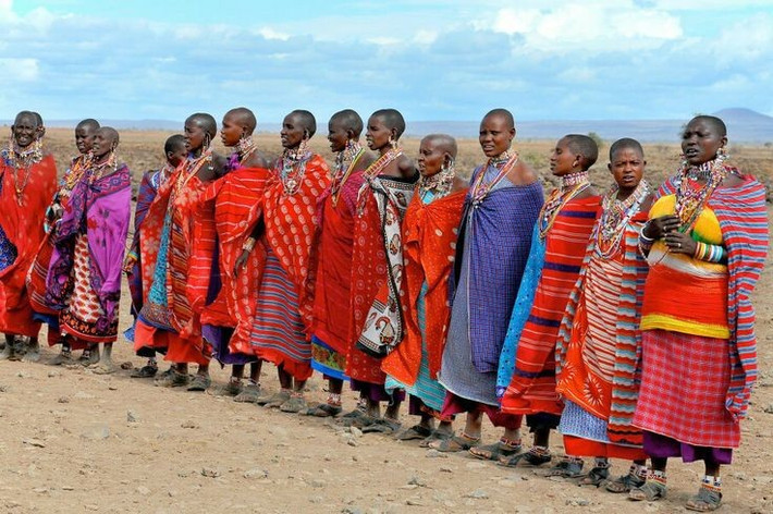  Ngôn ngữ riêng mang tên Maa. Maa là ngôn ngữ chính của người Maasai, bên cạnh tiếng Swahili và tiếng Anh. Ảnh: Pinterest.