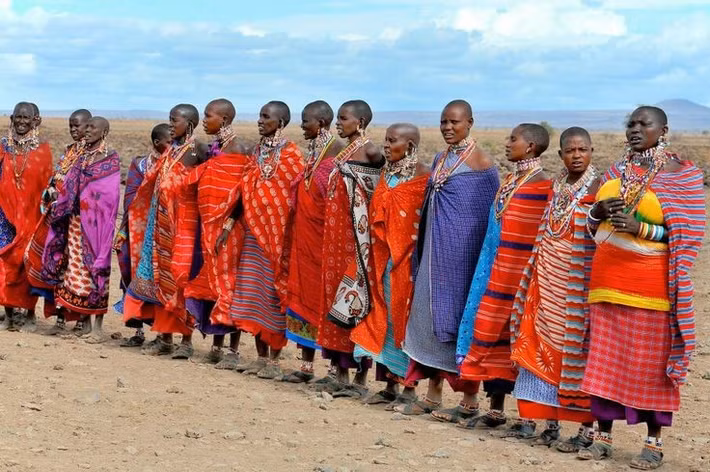  Ngôn ngữ riêng mang tên Maa. Maa là ngôn ngữ chính của người Maasai, bên cạnh tiếng Swahili và tiếng Anh. Ảnh: Pinterest.