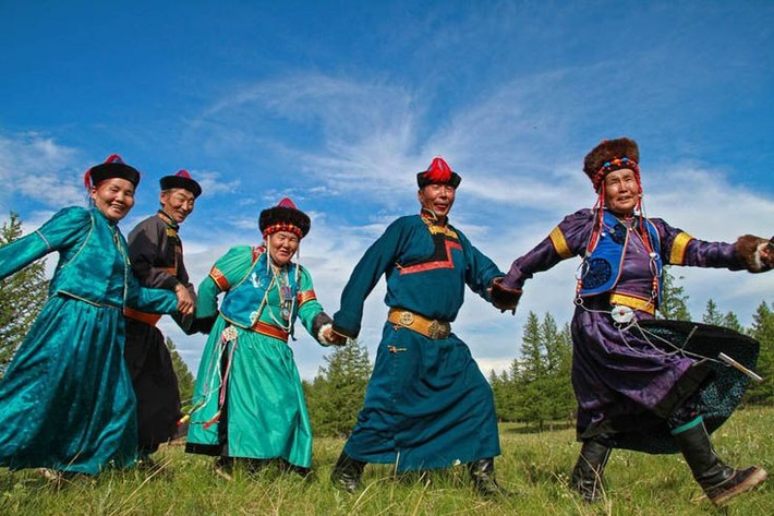  Là nhóm dân tộc Mông Cổ lớn nhất tại Nga. Người Buryat sinh sống chủ yếu quanh hồ Baikal, hồ nước sâu nhất thế giới, tọa lạc ở vùng Siberia thuộc nga. Ảnh: Pinterest.