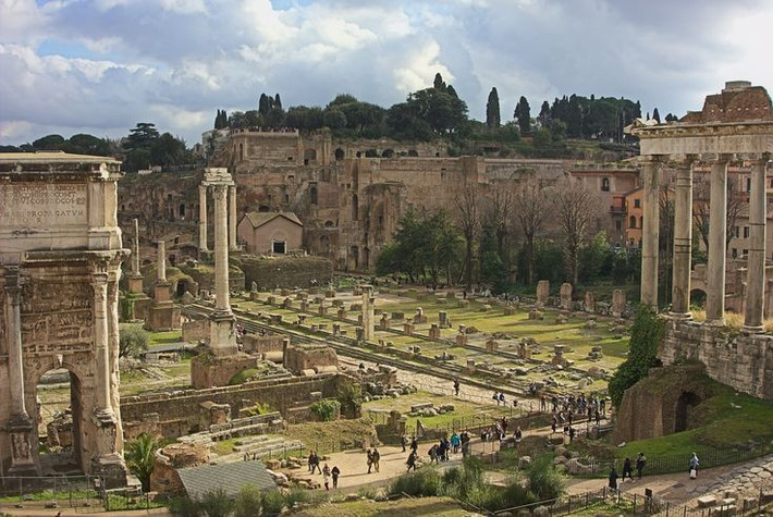  Trung tâm tôn giáo linh thiêng. Nhiều đền thờ lớn như đền Saturn, đền Castor và Pollux hay đền Vesta tọa lạc tại Công trường. Các nghi lễ quan trọng nhằm cầu phúc cho quốc gia thường được tổ chức ngay giữa quảng trường. Ảnh: Pinterest.