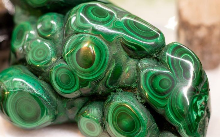  Được sử dụng từ thời Ai Cập cổ đại. Người Ai Cập dùng malachite để chế tác trang sức, nghiền làm bột phấn mắt và thậm chí trong nghi lễ tôn giáo. Ảnh: Pinterest.