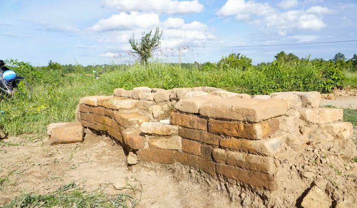 Phế tích đã bị tàn phá nhiều qua các thời kỳ, đặc biệt do hoạt động canh tác và khai thác gạch của con người, gây ảnh hưởng nghiêm trọng đến giá trị di sản. Ảnh: Trương Định / Báo Tiền Phong.