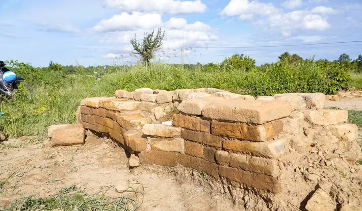 Phế tích đã bị tàn phá nhiều qua các thời kỳ, đặc biệt do hoạt động canh tác và khai thác gạch của con người, gây ảnh hưởng nghiêm trọng đến giá trị di sản. Ảnh: Trương Định / Báo Tiền Phong.