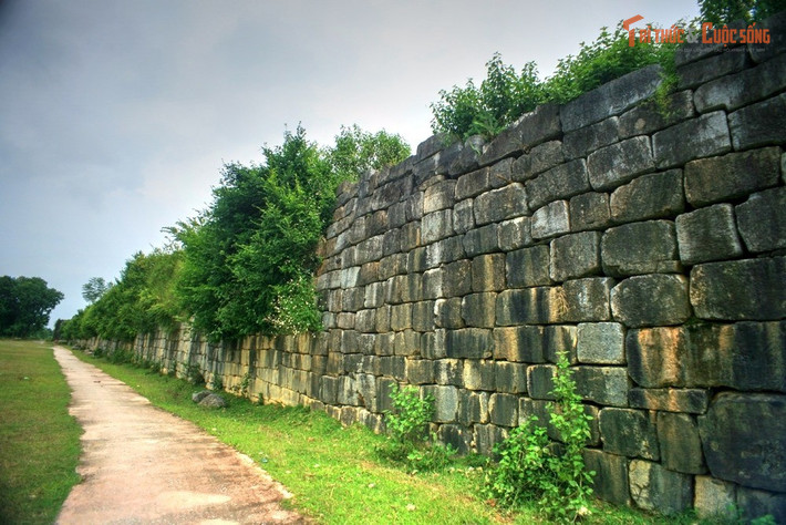 Kỹ thuật xếp đá hiếm gặp. Thành nhà Hồ sử dụng kiểu xếp đá cực kỳ tài tình, các phiến đá được cắt gọt tinh xảo, xếp chồng lên nhau khít rít không cần vữa, tạo thành các mạch đá thẳng đứng, xen kẽ lớp trên lớp dưới rất kiên cố.