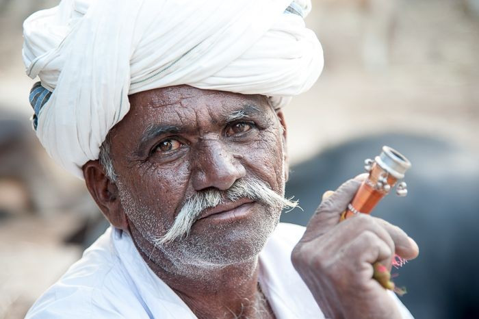  Tín ngưỡng Hindu pha trộn dân gian. Người Rabari theo đạo Hindu nhưng vẫn duy trì nhiều yếu tố tín ngưỡng dân gian, thờ các vị thần bảo hộ gia súc và tổ tiên, cầu mong mùa chăn nuôi thuận lợi. Ảnh: Pinterest.