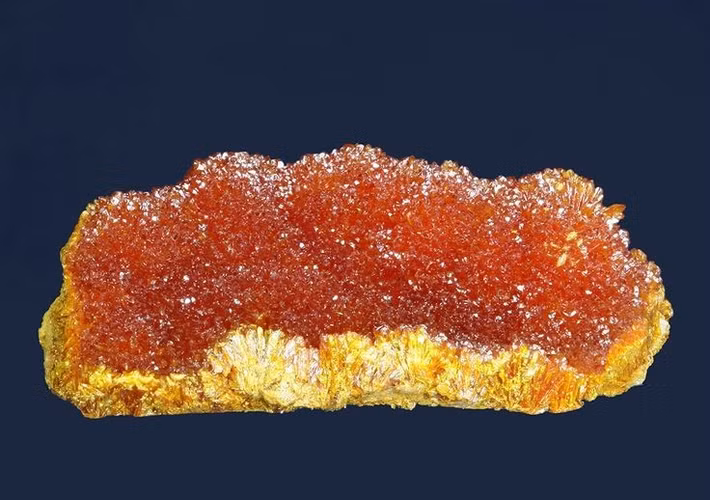  Từng là sắc tố vàng quan trọng trong hội họa cổ. Nhiều bức tranh thời Trung cổ và Phục Hưng sử dụng orpiment để tạo màu vàng rực, nhưng theo thời gian, sắc tố này dễ bị sẫm màu hoặc phân hủy. Ảnh: Pinterest.