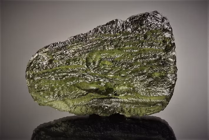  Được giới sưu tầm yêu thích. Ngày nay, Tektite trở thành đối tượng quý giá trong bộ sưu tập khoáng vật và thiên thạch, vừa mang giá trị khoa học vừa có tính thẩm mỹ cao. Ảnh: Pinterest.