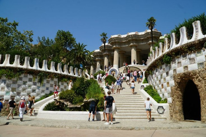  Park Güell. Park Güell là khu công viên độc đáo nằm trên đồi Carmel, nổi bật với những băng ghế uốn lượn khảm gốm sặc sỡ và các cấu trúc lấy cảm hứng từ thiên nhiên. Không gian này thể hiện rõ triết lý hòa hợp giữa kiến trúc và cảnh quan của Gaudí. Ảnh: Pinterest.