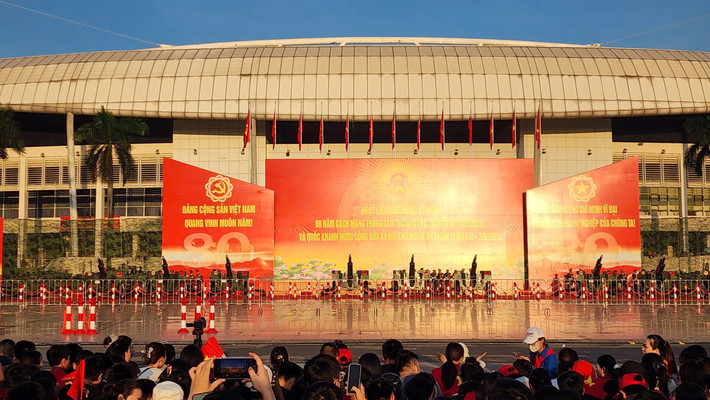 Các khẩu đại bác đặt ở sân vận động sẵn sáng khai hỏa.