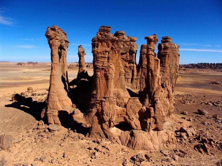  Các cấu trúc đá kỳ vĩ. Những khối đá sa thạch bị bào mòn ở nơi đây tạo thành các tháp, vòm, khe núi và hẻm đá ngoạn mục, thu hút giới thám hiểm và du khách. Ảnh: Pinterest.