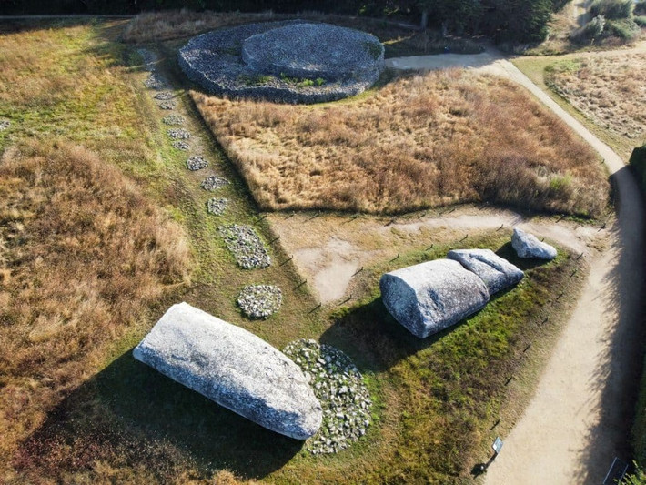  4. Grand Menhir bị gãy thành nhiều khúc. Cột đá khổng lồ nổi tiếng Grand Menhir ngày nay đã vỡ thành bốn mảnh lớn, nằm trên mặt đất. Nguyên nhân sụp đổ của nó vẫn còn tranh cãi. Ảnh: locmariaquer.bzh.