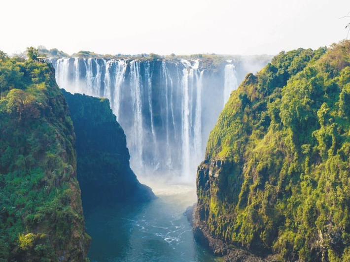  Do David Livingstone đặt tên. Nhà thám hiểm người Scotland David Livingstone đã phát hiện thác vào năm 1855 và đặt tên theo Nữ hoàng Victoria của Anh. Ảnh: Pinterest.