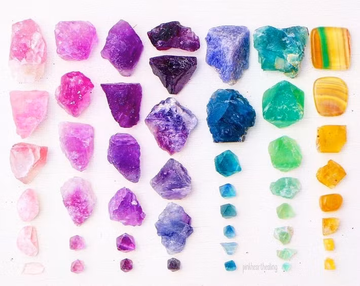  1. Đa dạng màu sắc. Fluorite có thể xuất hiện với nhiều màu khác nhau như tím, xanh, vàng, hồng và thậm chí không màu. Ảnh: Pinterest.