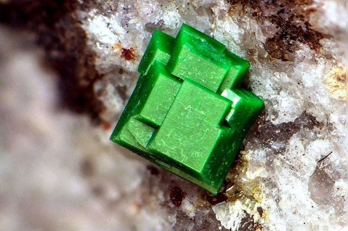  Là khoáng vật chứa uranium. Thành phần hóa học của torbernite có uranium, khiến nó có tính phóng xạ tự nhiên. Ảnh: Pinterest.
