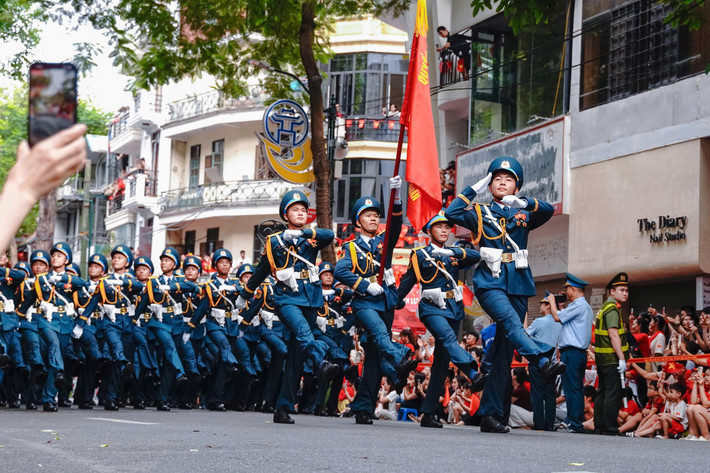 Sáng ngày 2/9, Hà Nội rực rỡ trong không khí lễ hội khi các khối quân đội và quần chúng oai hùng tiến bước trên những tuyến phố trung tâm, tham gia Lễ diễu binh, diễu hành kỷ niệm 80 năm Quốc khánh.