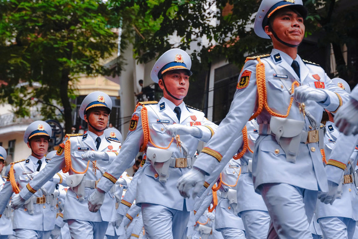 Những bước chân nhịp nhàng không chỉ là hình ảnh biểu trưng cho sức mạnh quốc phòng, mà còn là lời nhắc nhở về truyền thống bất khuất, sự hy sinh và khát vọng xây dựng đất nước hùng cường.