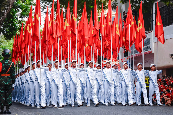 Hình ảnh Quốc kỳ và Đảng kỳ đỏ thắm, tung bay kiêu hãnh dưới trời thu Hà Nội khiến những người chứng kiến trào dâng niềm tự hào, xúc động.