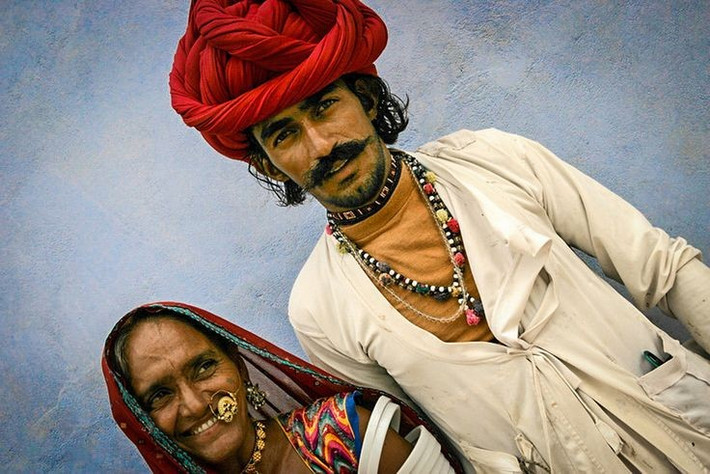  Cấu trúc xã hội theo dòng họ. Cộng đồng Rabari tổ chức theo các dòng họ và quy tắc hôn nhân nghiêm ngặt. Hôn nhân thường được sắp đặt trong cùng cộng đồng để duy trì truyền thống và liên kết xã hội. Ảnh: Pinterest.