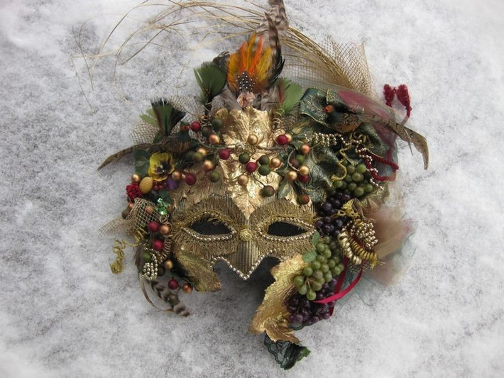  Sự hòa nhập của yếu tố La Mã. Khi văn hóa La Mã lan tới vùng đất Celt, những chiếc mặt nạ sặc sỡ từ các lễ hội tôn vinh nữ thần Pomona và thần Saturnus được du nhập. Mặt nạ lúc này không chỉ có mục đích tâm linh, mà còn trở thành biểu tượng của sự vui tươi, thịnh vượng và mùa thu hoạch. Ảnh: Pinterest.