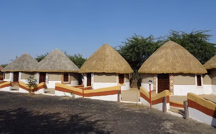  Nhà ở truyền thống hình tròn. Tại Gujarat, nhiều gia đình Rabari sống trong những căn nhà tròn bằng đất gọi là “bhunga”, có mái tranh và tường trang trí họa tiết độc đáo, chống nóng sa mạc rất tốt. Ảnh: piqsels.com.