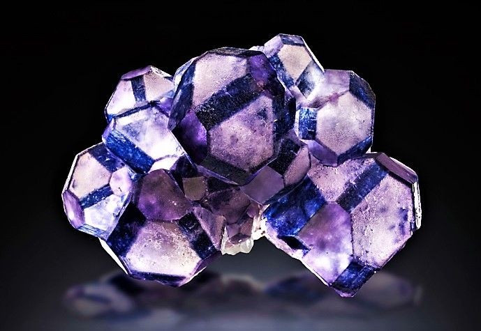  7. Ứng dụng trong quang học. Do có tính trong suốt và chiết suất thấp, fluorite từng được dùng để chế tạo thấu kính chất lượng cao. Ảnh: Pinterest.