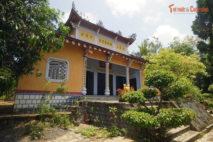 Ngôi chùa được khai sơn bởi thiền sư Pháp Chuyên (Luật Truyền), thuộc dòng thiền Lâm Tế. Ban đầu nơi đây chỉ là một thảo am nhỏ dựng vào năm 1793 để dịch kinh và tu hành, sau đó mới được mở rộng thành chùa vào năm 1797.