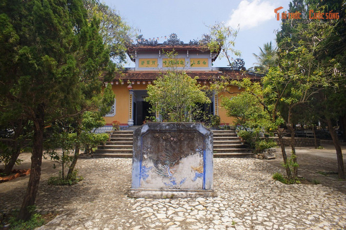 Năm 1929, chùa bị cháy lớn khiến nhiều kiến trúc cổ bị phá hủy hoàn toàn. Sau đó, Phật tử và người dân nhiều tỉnh miền Trung đã quyên góp để xây dựng lại ngôi chùa theo hình thức gần giống nguyên mẫu ban đầu.