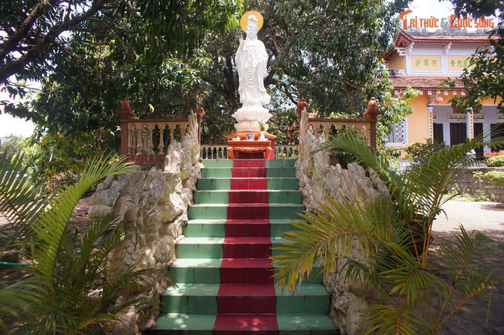 Năm 1997, chùa Đá Trắng được Bộ Văn hóa – Thông tin công nhận là Di tích lịch sử – văn hóa cấp quốc gia. Danh hiệu này ghi nhận giá trị của ngôi chùa cả về kiến trúc, tôn giáo và lịch sử của vùng đất Phú Yên.