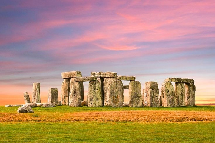  Trung tâm nghi lễ linh thiêng cổ đại. Nhiều học giả cho rằng vòng tròn Stonehenge là khu vực thiêng liêng nhất, nơi diễn ra các nghi lễ tôn giáo liên quan đến chu kỳ Mặt Trời và sự sống – cái chết. Ảnh: Pinterest.