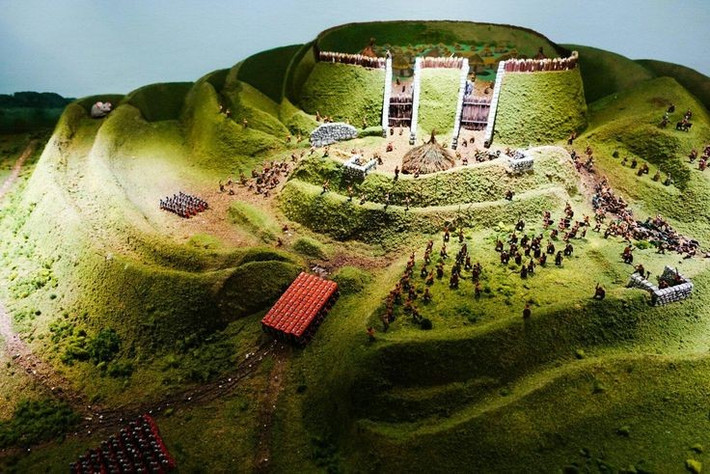  Tên “Maiden” không liên quan đến “trinh nữ” trong tiếng Anh. Từ này bắt nguồn từ tiếng Anh cổ “Mai Dun” – nghĩa là “đồi lớn”. Ảnh: Pinterest.