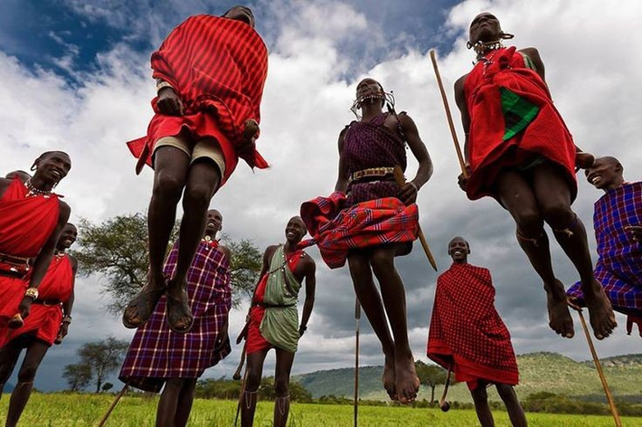  Hệ thống xã hội dựa trên tuổi đời. Cộng đồng Maasai chia thành nhiều nhóm tuổi với nghi thức chuyển tiếp giữa các nhóm. Ảnh: Pinterest.