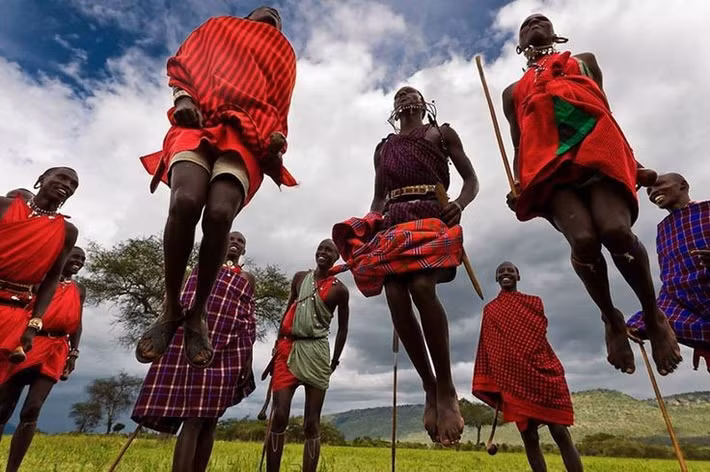  Hệ thống xã hội dựa trên tuổi đời. Cộng đồng Maasai chia thành nhiều nhóm tuổi với nghi thức chuyển tiếp giữa các nhóm. Ảnh: Pinterest.