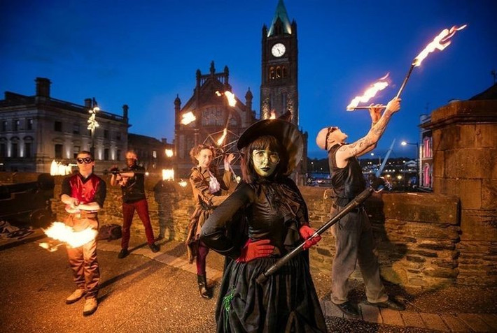 Derry (Bắc Ireland) – nơi Samhain hồi sinh. Được xem là “quê hương của Halloween”, thành phố Derry tổ chức lễ hội kéo dài nhiều ngày với diễu hành, trình diễn ánh sáng và nghi lễ tái hiện Samhain cổ đại. Đêm cuối cùng, ngọn lửa khổng lồ được thắp lên để tiễn linh hồn về cõi khác. Ảnh: Pinterest.