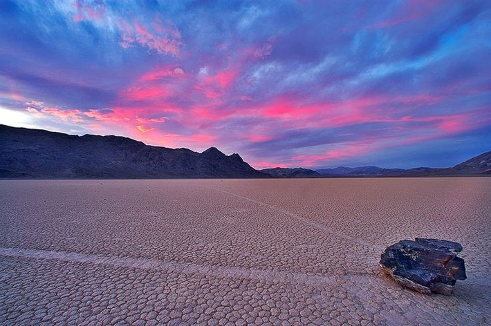  Những giả thuyết ban đầu gây tranh cãi. Có thời điểm, người ta cho rằng gió mạnh bất thường hay từ trường Trái Đất là nguyên nhân khiến đá trượt đi, nhưng các giả thuyết này đều thiếu bằng chứng thực nghiệm thuyết phục. Ảnh: Pinterest.