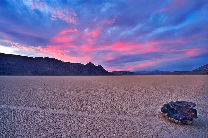  Những giả thuyết ban đầu gây tranh cãi. Có thời điểm, người ta cho rằng gió mạnh bất thường hay từ trường Trái Đất là nguyên nhân khiến đá trượt đi, nhưng các giả thuyết này đều thiếu bằng chứng thực nghiệm thuyết phục. Ảnh: Pinterest.